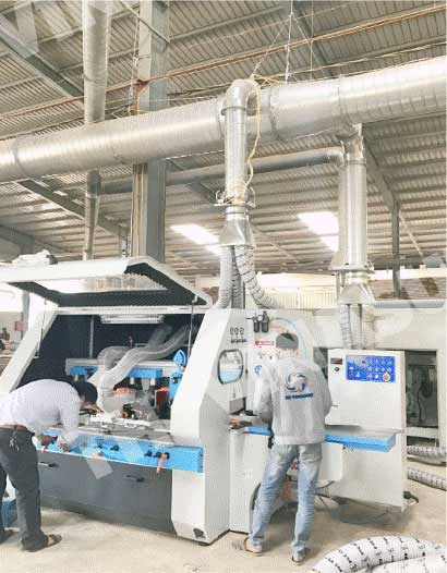 Đội ngũ kỹ sư TH Vinasun đang lắp đặt điều khiển hệ thống hút lọc bụi
